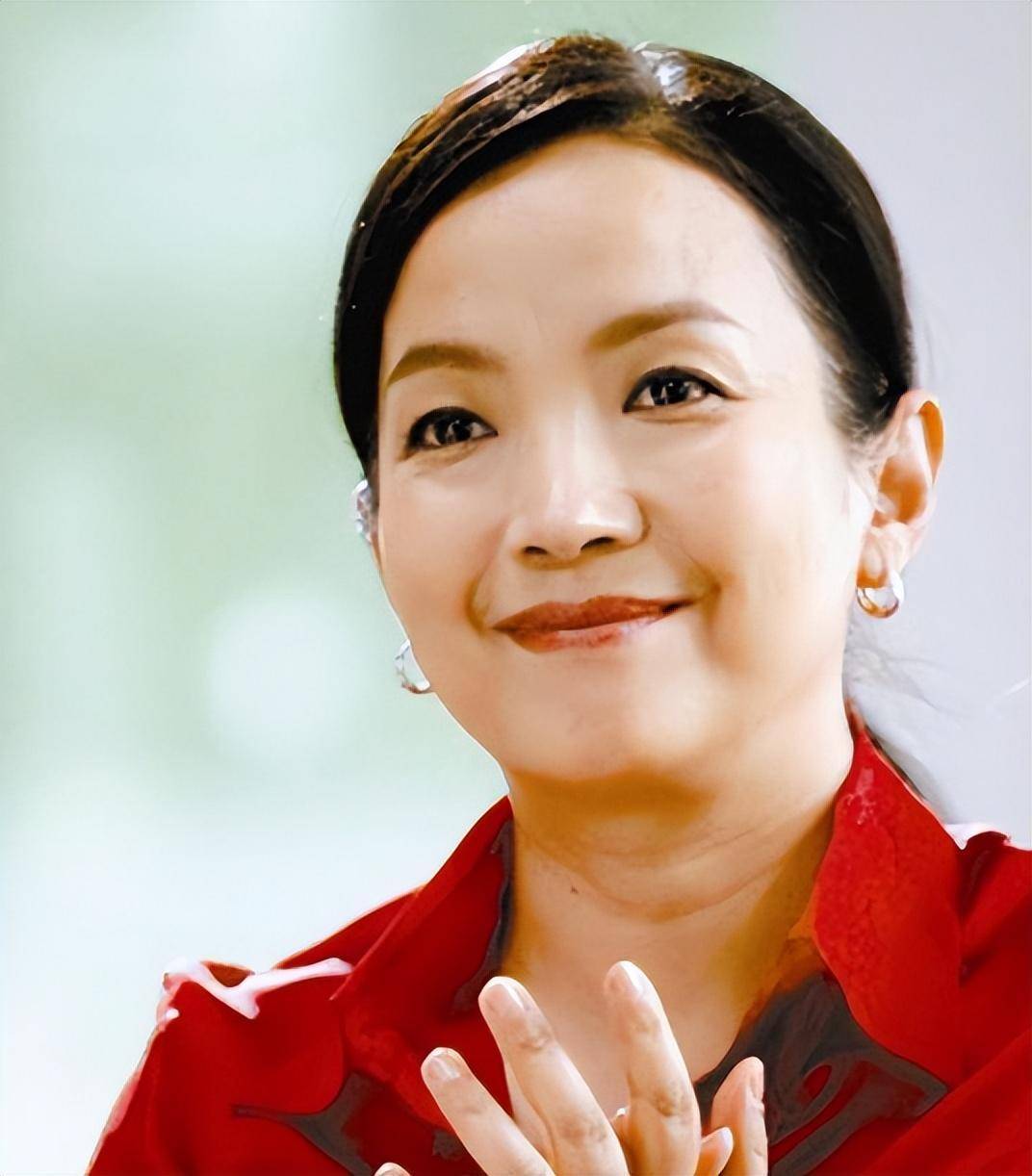 吕丽萍夫妇疑回国养老!与孙海英移民失败,满头白发朴素无人识