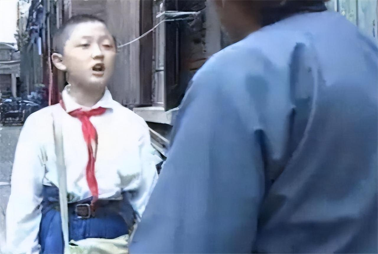 他是家喻户晓的童星,败光千万家产,如今精神分裂靠捡垃圾为生