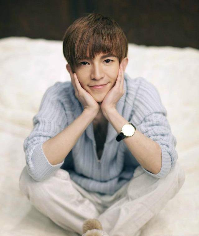 郭敬明又被一女明星抱起来了,现在流行抱郭敬明秀身高和臂力?