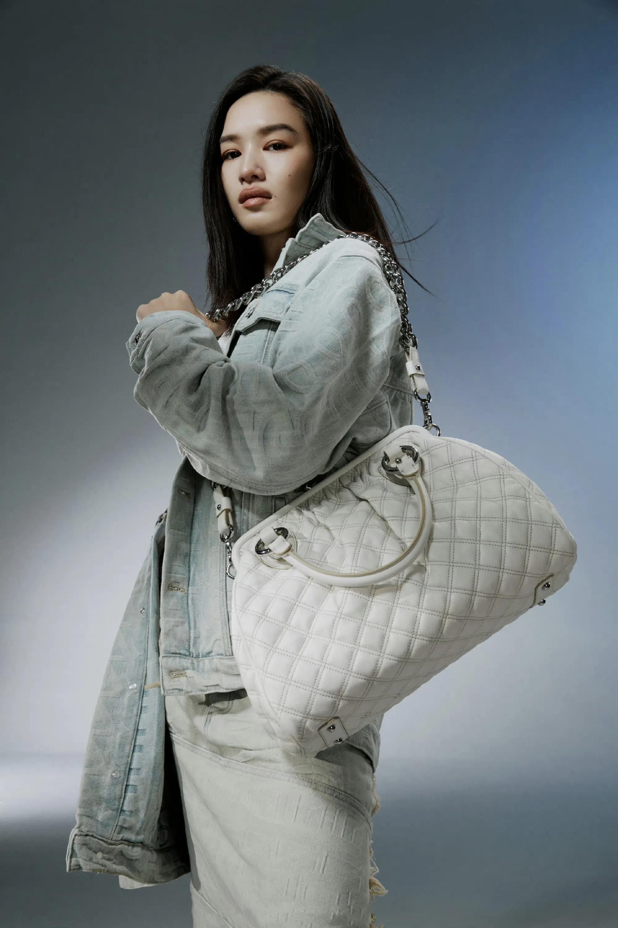 演员张柏嘉 搭配2023春季系列拍摄madame figaro杂志大片,mj相机包和