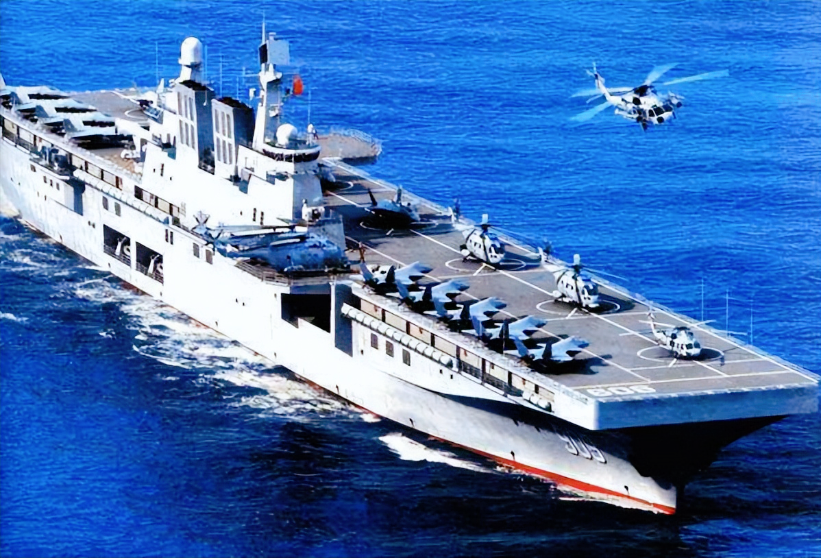 简单来讲,075型两栖攻击舰不仅是海上的机场,还是海上的