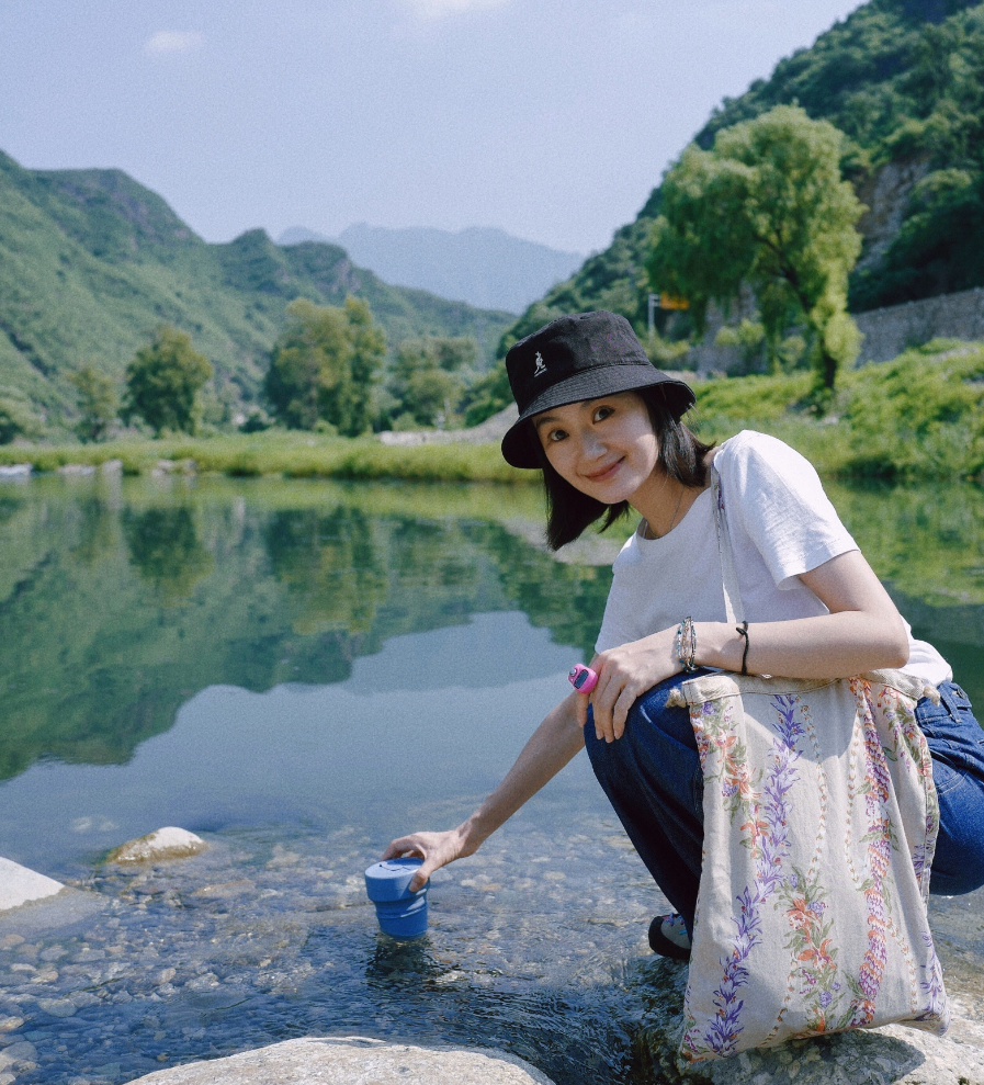 而战菁一喜欢穿着简单的白t加牛仔裤流连于山水之间;战菁一不同于圈内