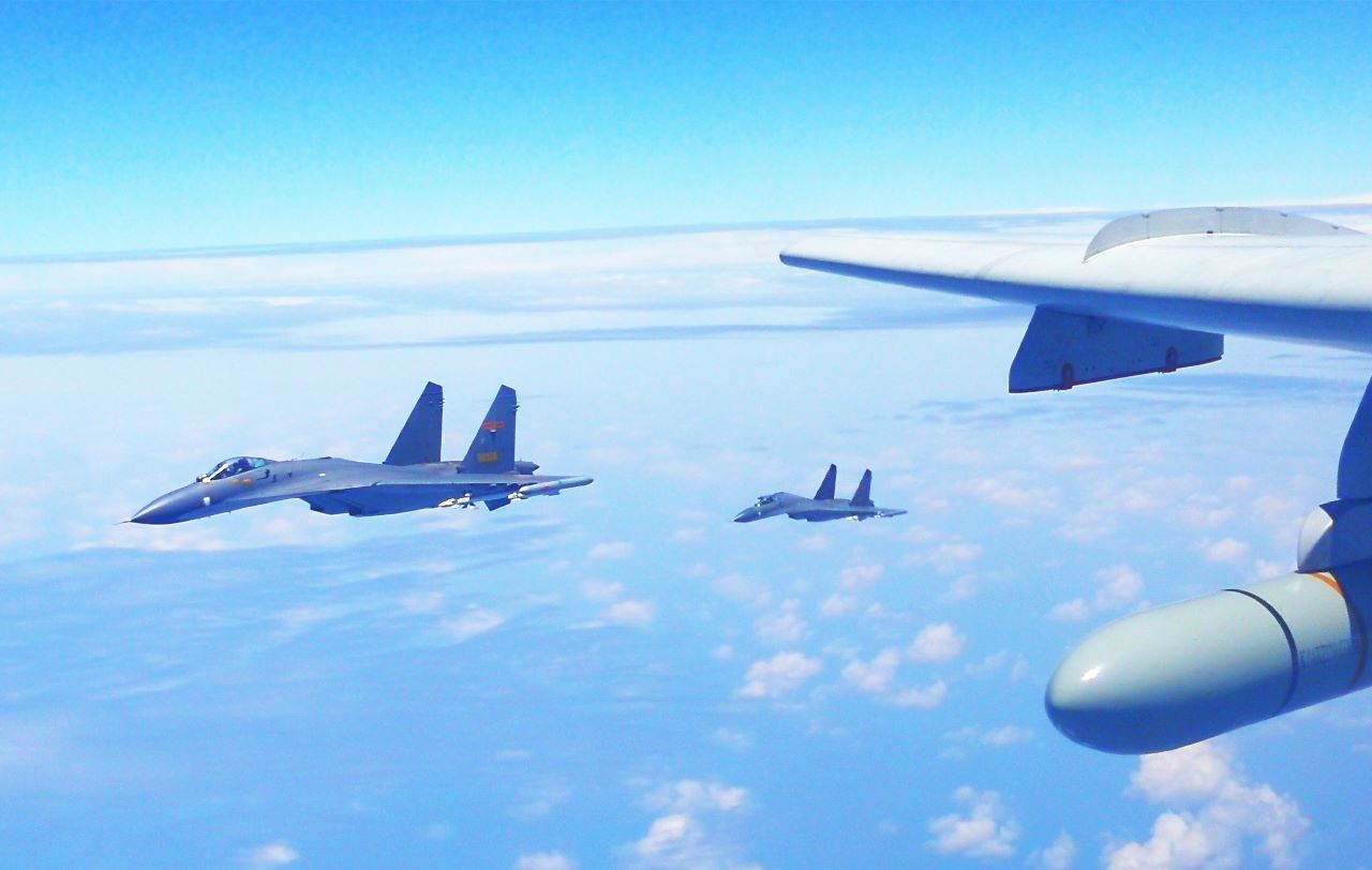 中国空军飞过海峡中线图片