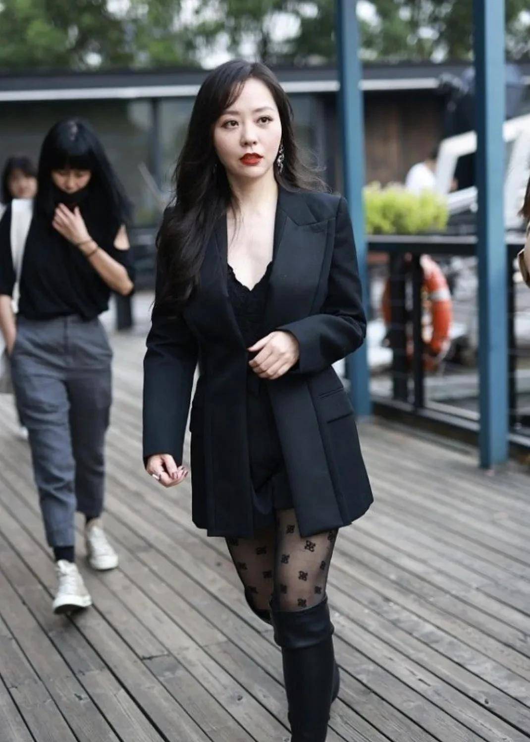 当歌手张靓颖穿上丝袜时,粉丝们都说:不仅歌唱得好,而且有气质