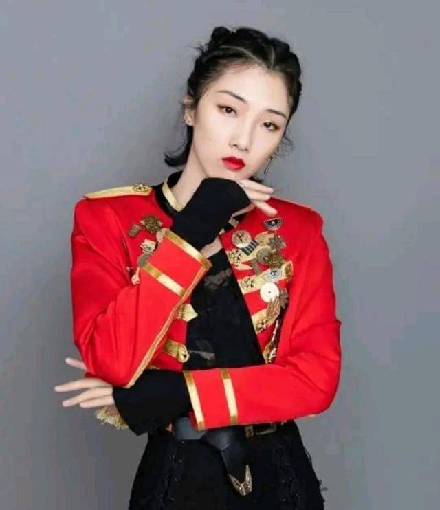 yamy事件后续:与公司解约尚未成功,独自一人现身机场好落寞