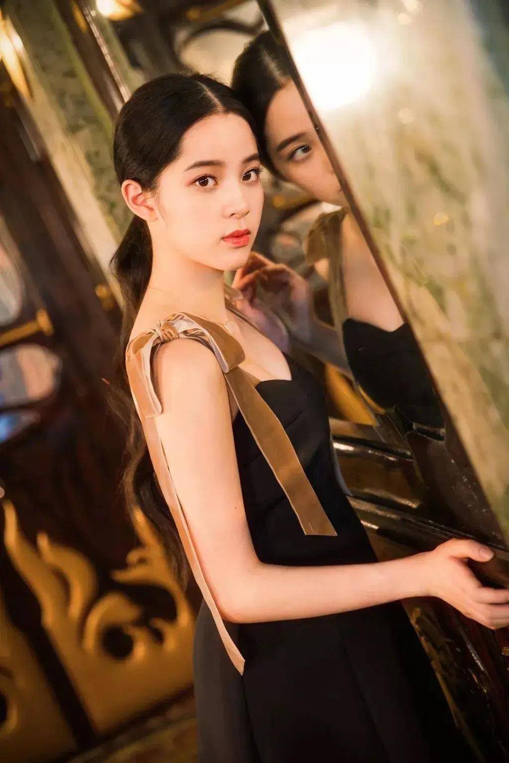 杨幂成为北电考官,张纪中妻子怀孕火了,欧阳娜娜演技引争议