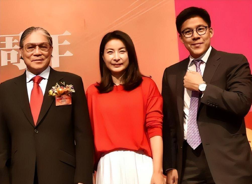 徐子淇郭晶晶都是豪门阔太,地位大不同!同陪公公出活动差距立显