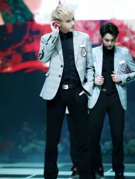 原创181宋亚轩跟183黄子韬萌探同框,身高差却反着来,谁谎报早道歉