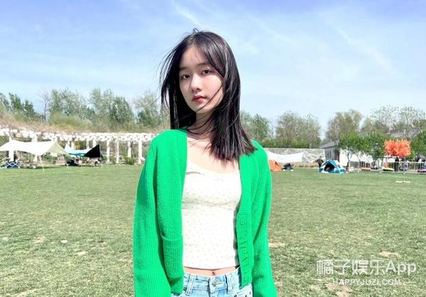 都有一种"吾家有女初长成"的感觉,难怪当时全网都在说"期待她长大"呢!