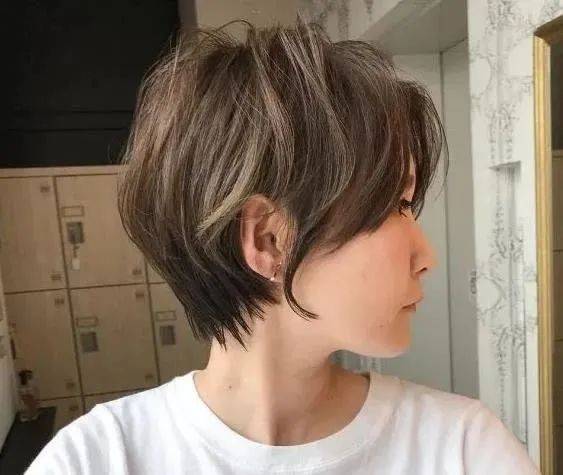 很适合夏天的女生短发发型, 性感迷人,很有清新自然的感觉