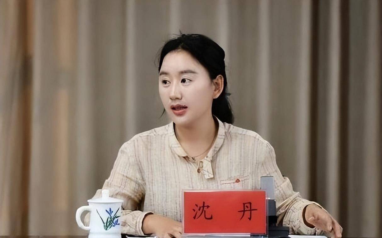 如今的沈丹,凭借自己聪明的头脑带领武夷山走向一条经济发展之路,她的