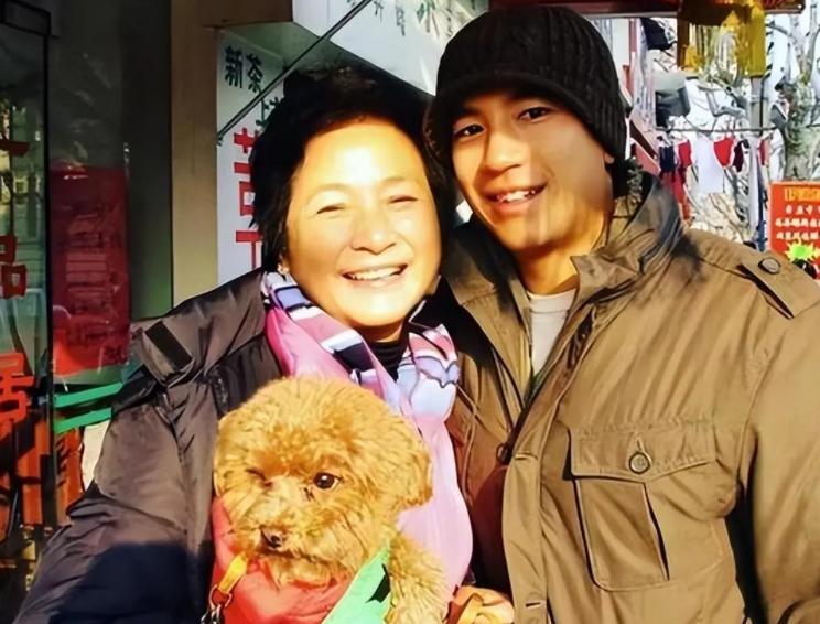 1989年,郑佩佩提出离婚,据传离婚破裂与老公出轨有关,因为她选择离婚