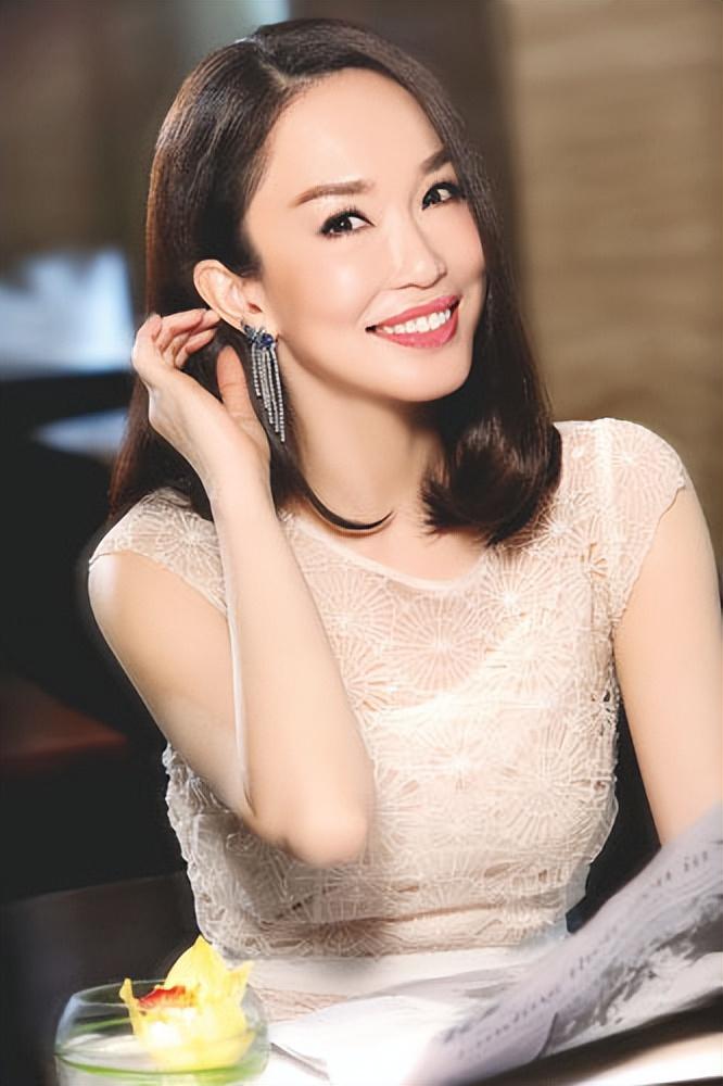 53岁范文芳带儿子游北京!和同岁白发老公像父女,保持年轻有秘诀