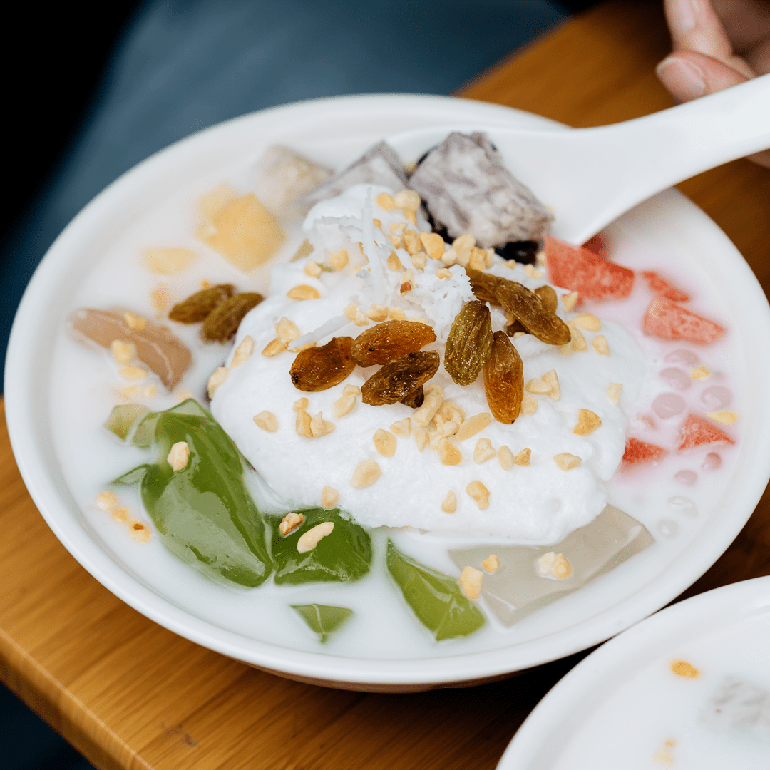 陵水酸粉但是很解渴又清甜~椰子水比较清新味淡,嘬一口就能清凉