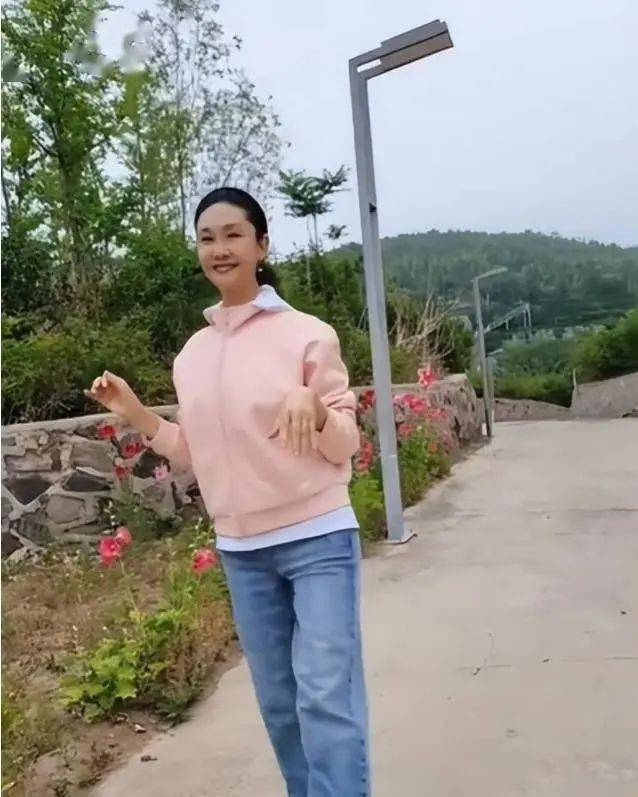 于文华近况曝光,现身果园采摘,穿着休闲十分接地气