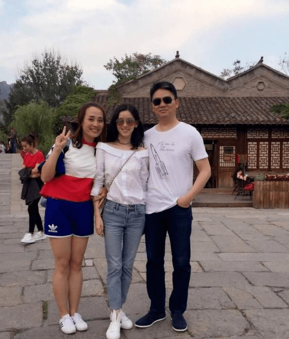 刘强东在前妻前显拘谨,老气横秋,龚小京没章泽天年轻但气质优雅