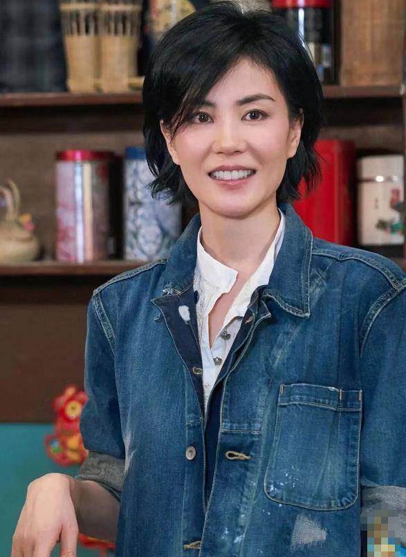 原创50岁王菲被赞神颜不老?当离开美颜滤镜后,众人直呼失态了