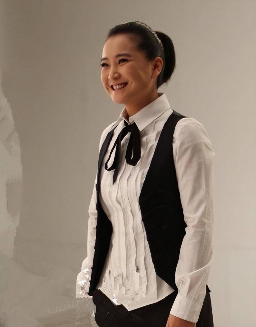 "阳光开朗"爱笑的女孩贾玲,暴瘦50斤,网友直呼:出个减肥教程