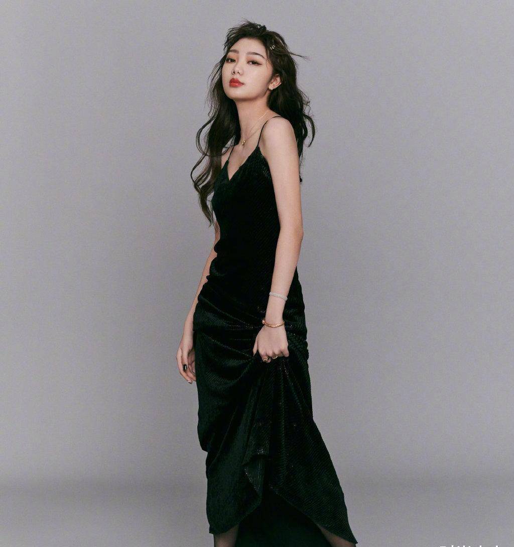 李紫婷豁出去了,复古格纹裙高时尚25厘米,下蹲侧面照真够抢镜