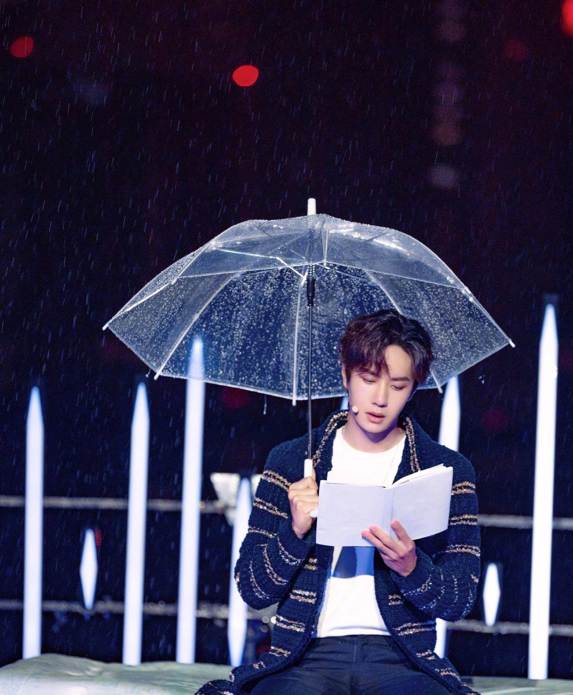 原创《陈情令》之后,王一博再现了雨中打伞的场景!网友梦回蓝忘机