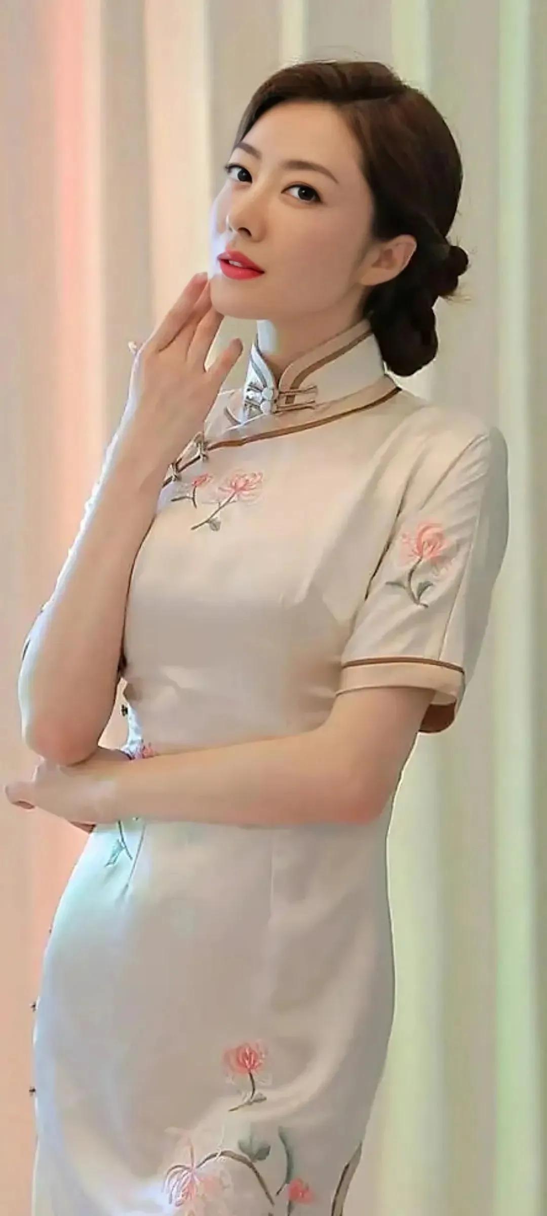 熊黛林真是"尤物身材",穿挂脖连体裤,腰臀比太惊艳 阔太圈罕见