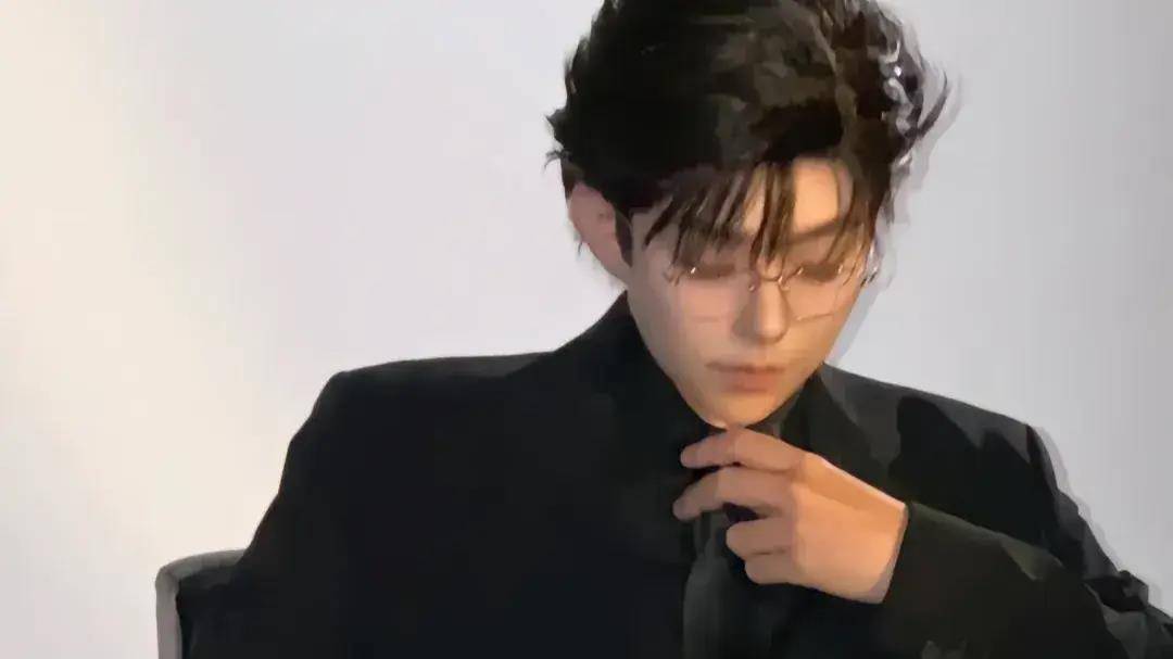 李诞惊艳亮相,新形象焕发幽默魅力,才华再升级!