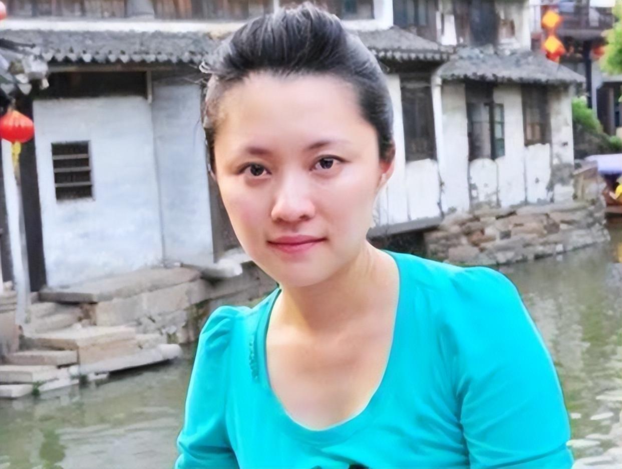 央视主持人紫凝:贷款买车,43岁依旧单身,风光背后是辛酸