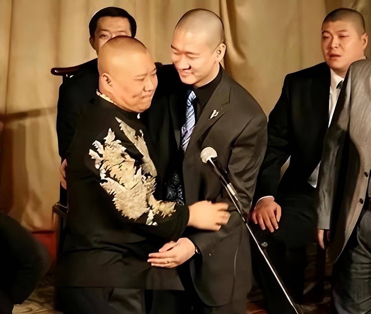 而且,德云社成立时,他和师傅郭德纲,舅舅于谦一起在京郊租房度过了