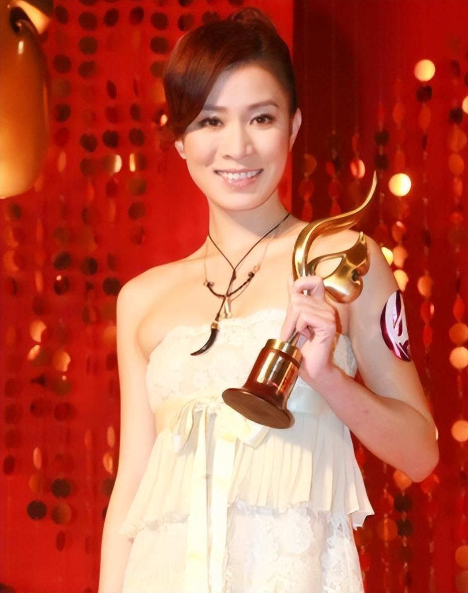 佘诗曼虽然面上难堪,但她知道自己确实有问题,她没有埋怨导演,而是