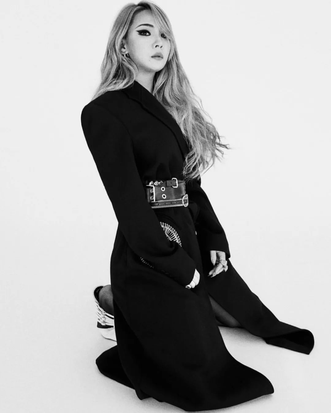 前2ne1成员cl晒自拍,浓眼线妆容显个人风格