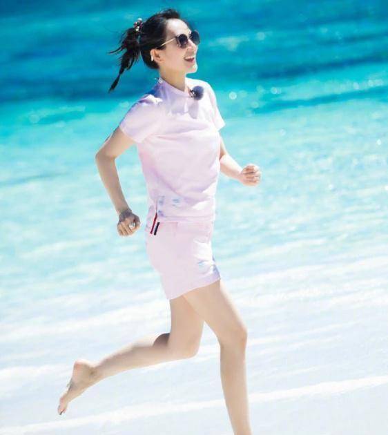 章子怡晒海边美照,梳着减龄马尾搭配粉色装扮,与谢娜同框似姐妹