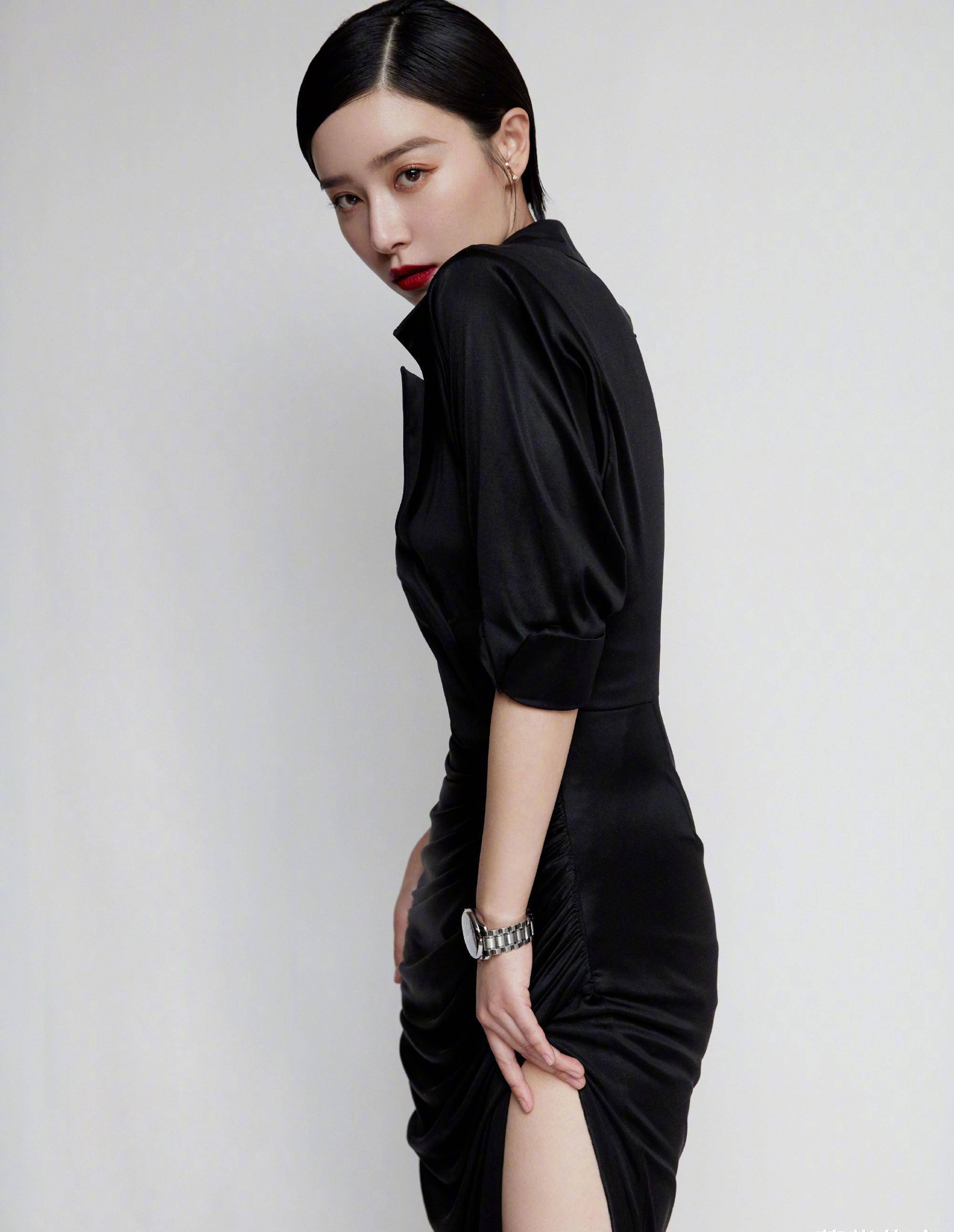 无论是个子多么高挑的女生,在穿裙子的场合都需要高跟鞋来加持,阚清子