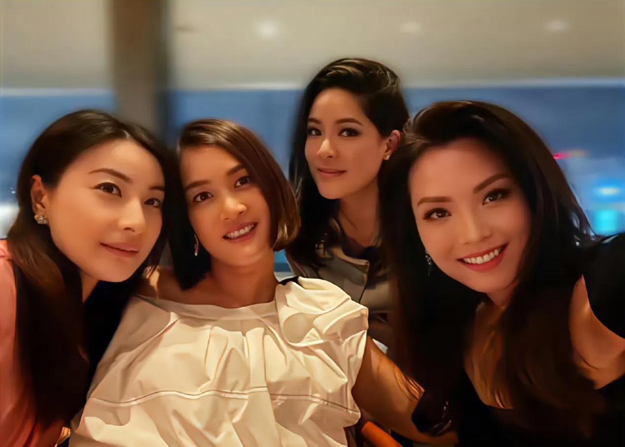 郭晶晶名媛聚会疑被排挤,合影时被挤到最后难露脸,李嘉欣站c位