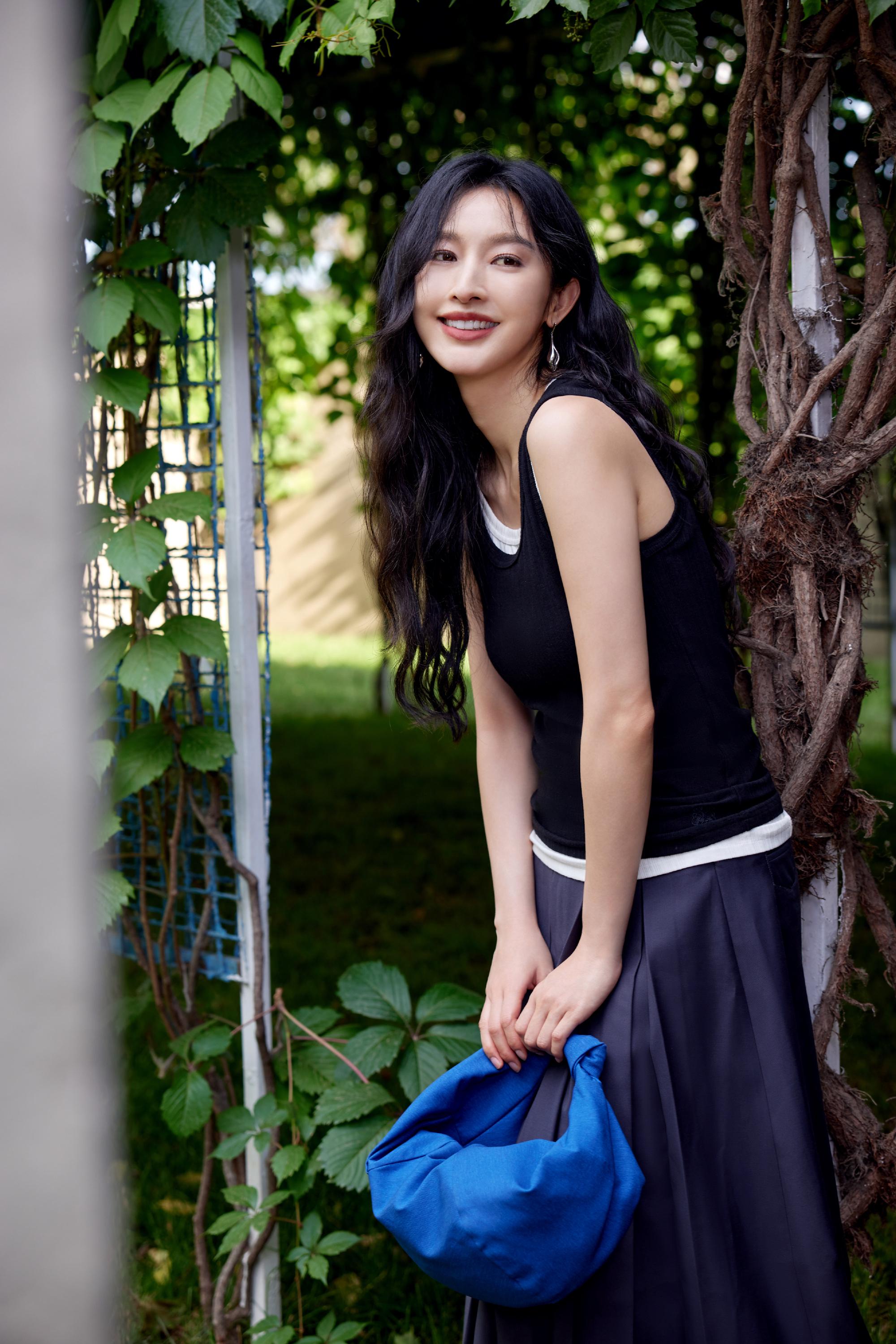 你觉得85后小花张俪的这一组多巴胺穿搭营业美照中,你最喜欢里面的哪