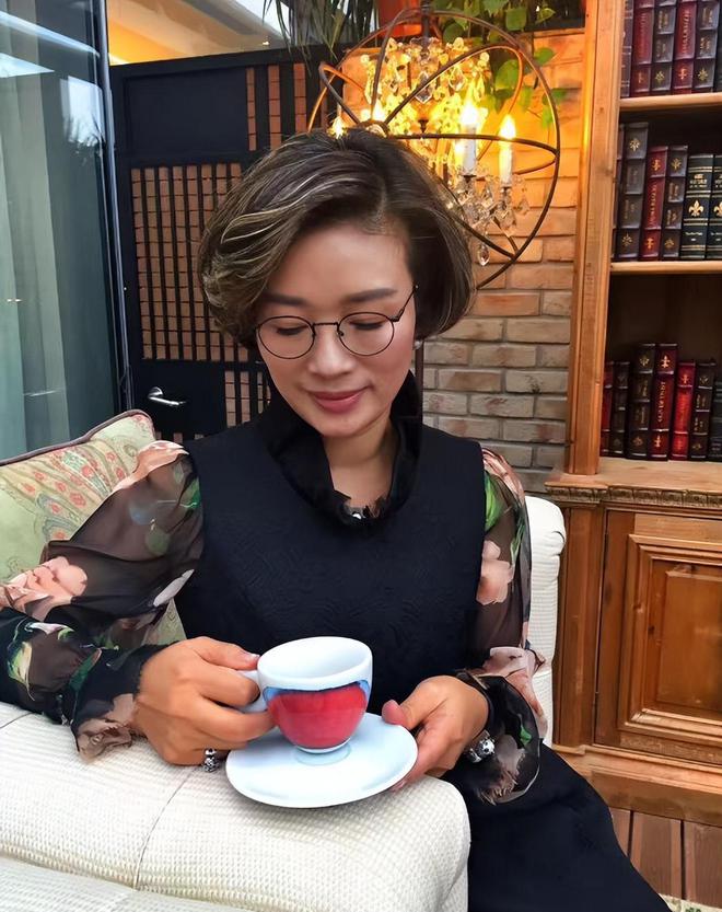 靠巨贪前夫成亿万富婆,二婚嫁给周立波的胡洁现在过的幸福吗