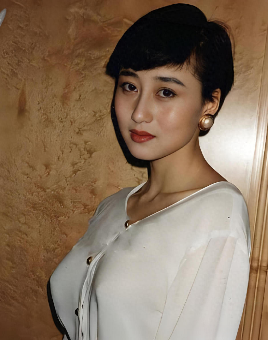 李连杰妻子利智,白色连衣裙,短发造型,外貌迷人优雅