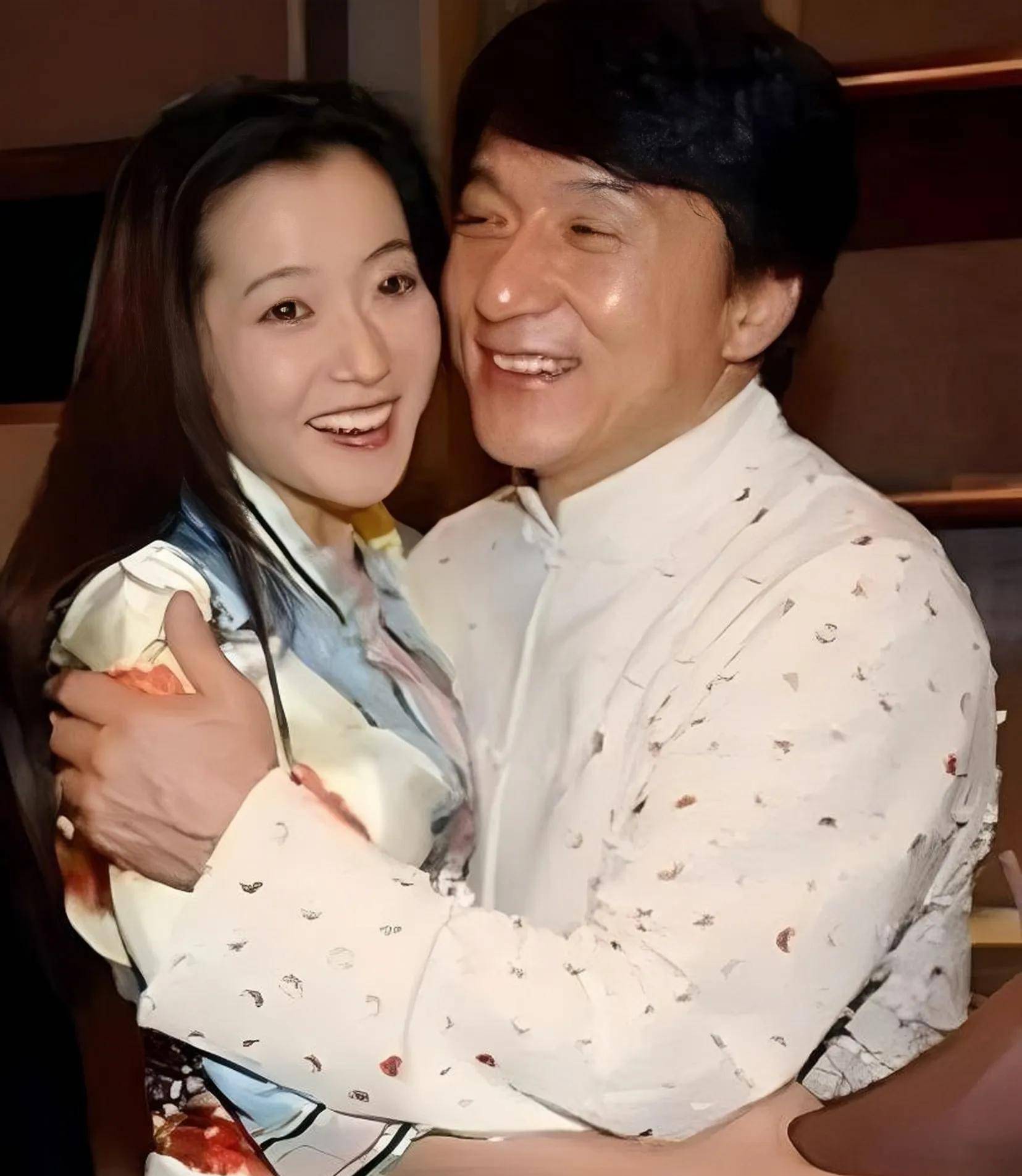 金喜善因为女儿丑被质疑整容,怒称女大十八变,如今脸都被打肿