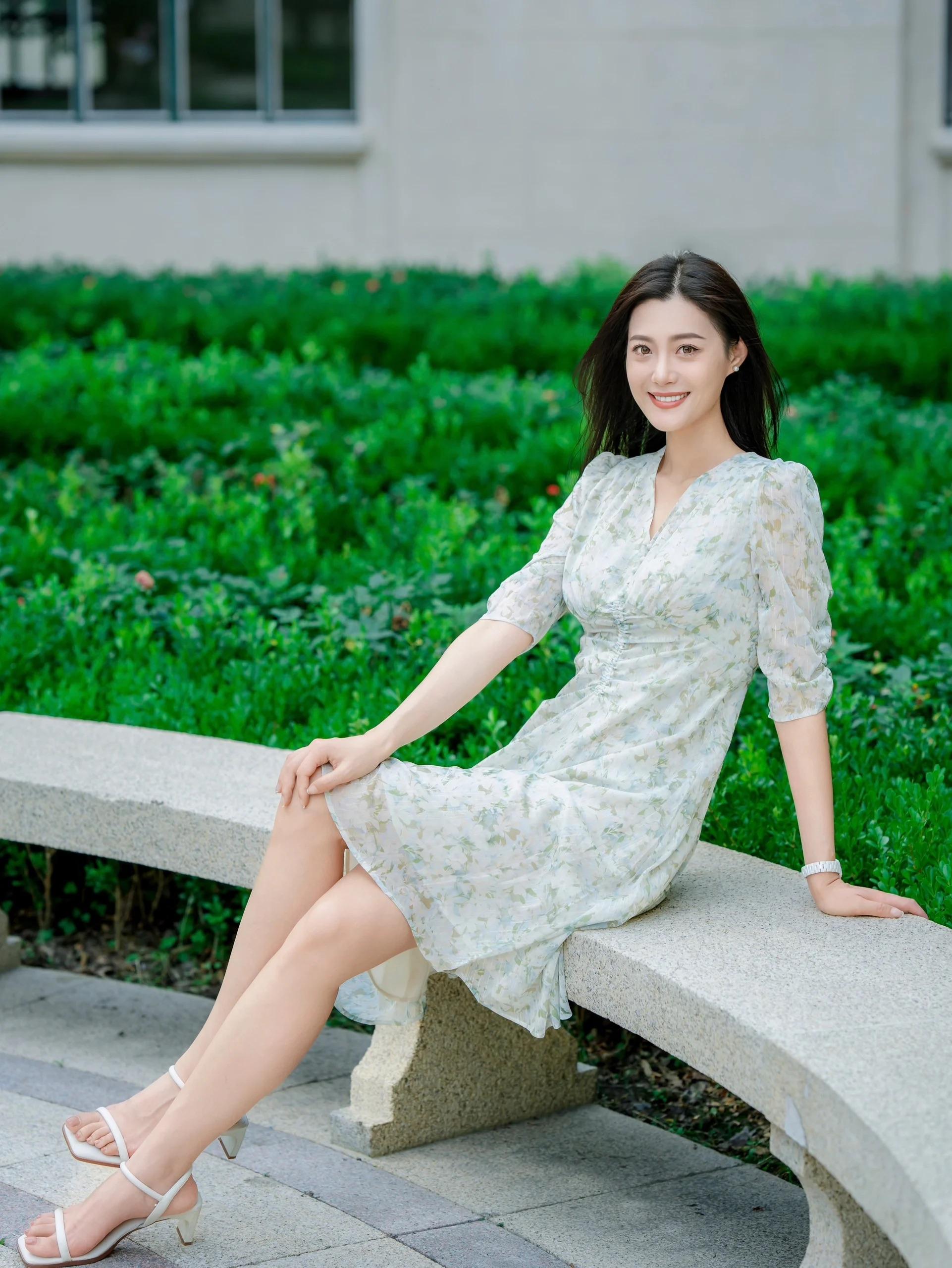 7,双手环抱拍侧面侧面的角度更能展现出女性的曲线美,日常拍照的时候