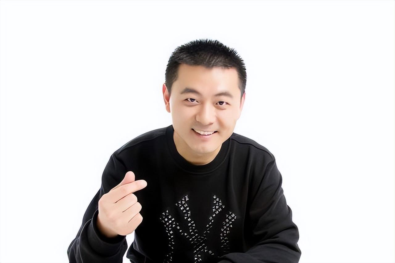 也曾搭档余声,王乐乐等主持人,共同主持安徽卫视王牌综艺节目《男生