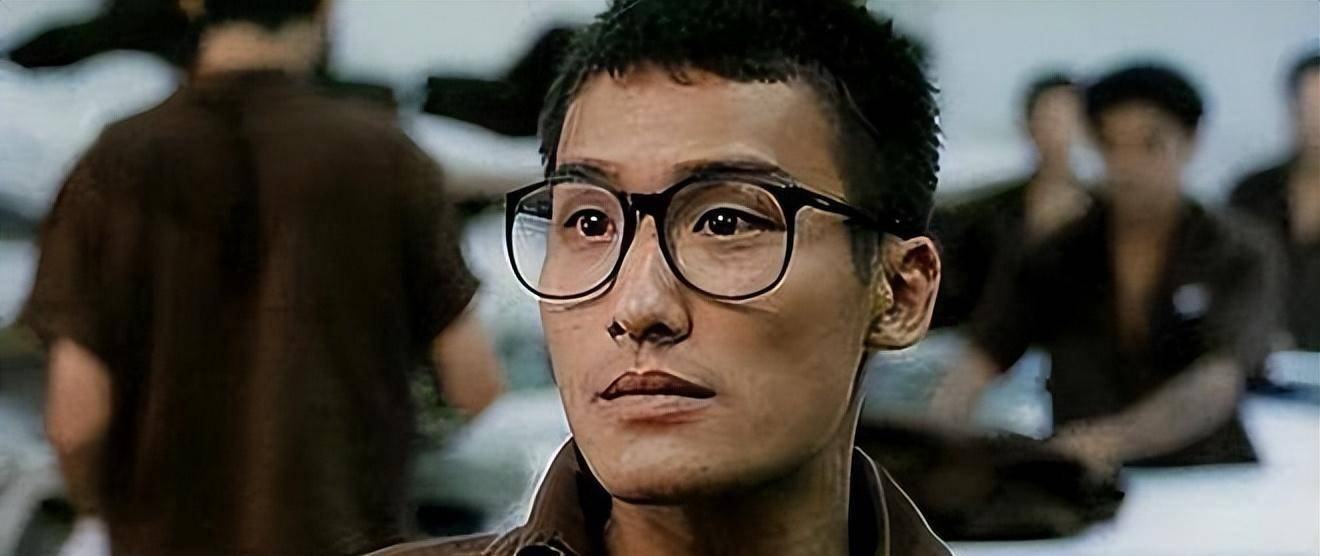 后来梁家辉上了初中,为了能减轻父母的负担,他会努力保持优异的成绩.