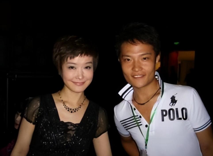 央视主持人王雪纯:嫁初恋老公,一生无儿无女,如今过得怎样子?