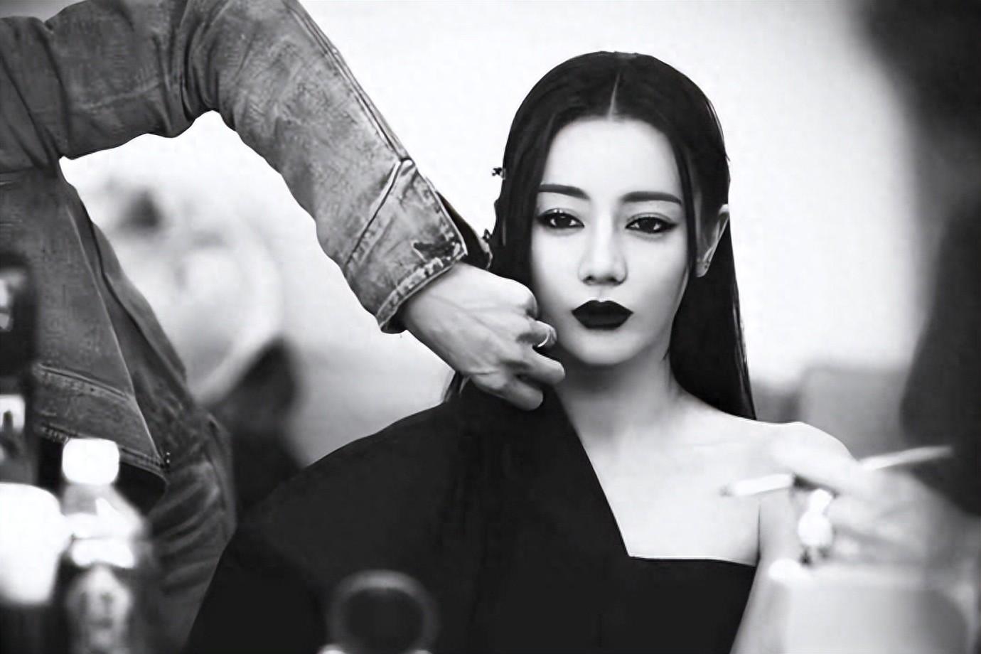 迪丽热巴也太美了吧!龙须刘海 黑色口红,精致五官让人赞叹!