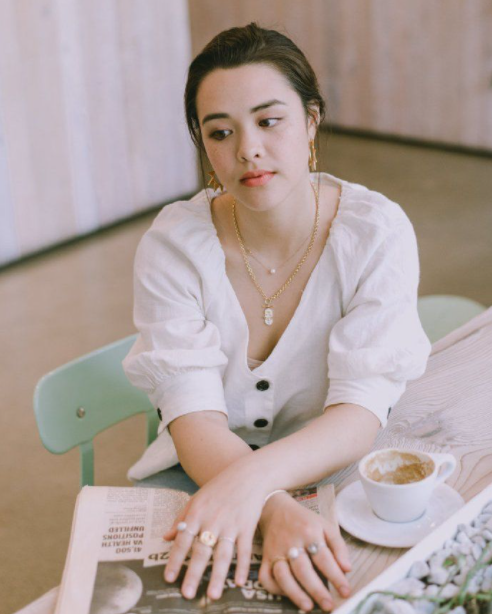 女儿张敏钧也是从小就受到关注,不过早年的时候张敏钧还是叫做严书琴