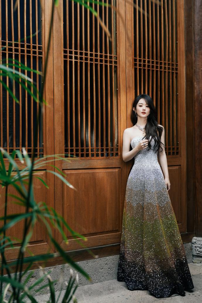 36岁赵丽颖最新活动照,穿抹胸镂空裙美成女王,不菲首饰超抢镜