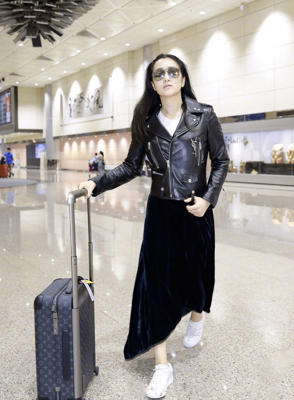 巩俐郎平逛街喝下午茶!两人差5岁,一个风姿卓越,一个农家奶奶