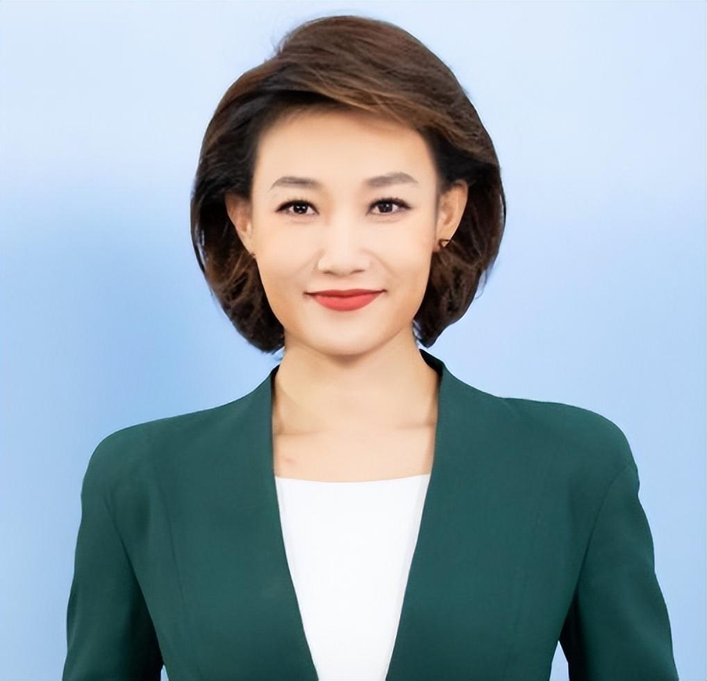 深扒之下,终于知道央视主持人李梓萌为何47岁还不结婚了!