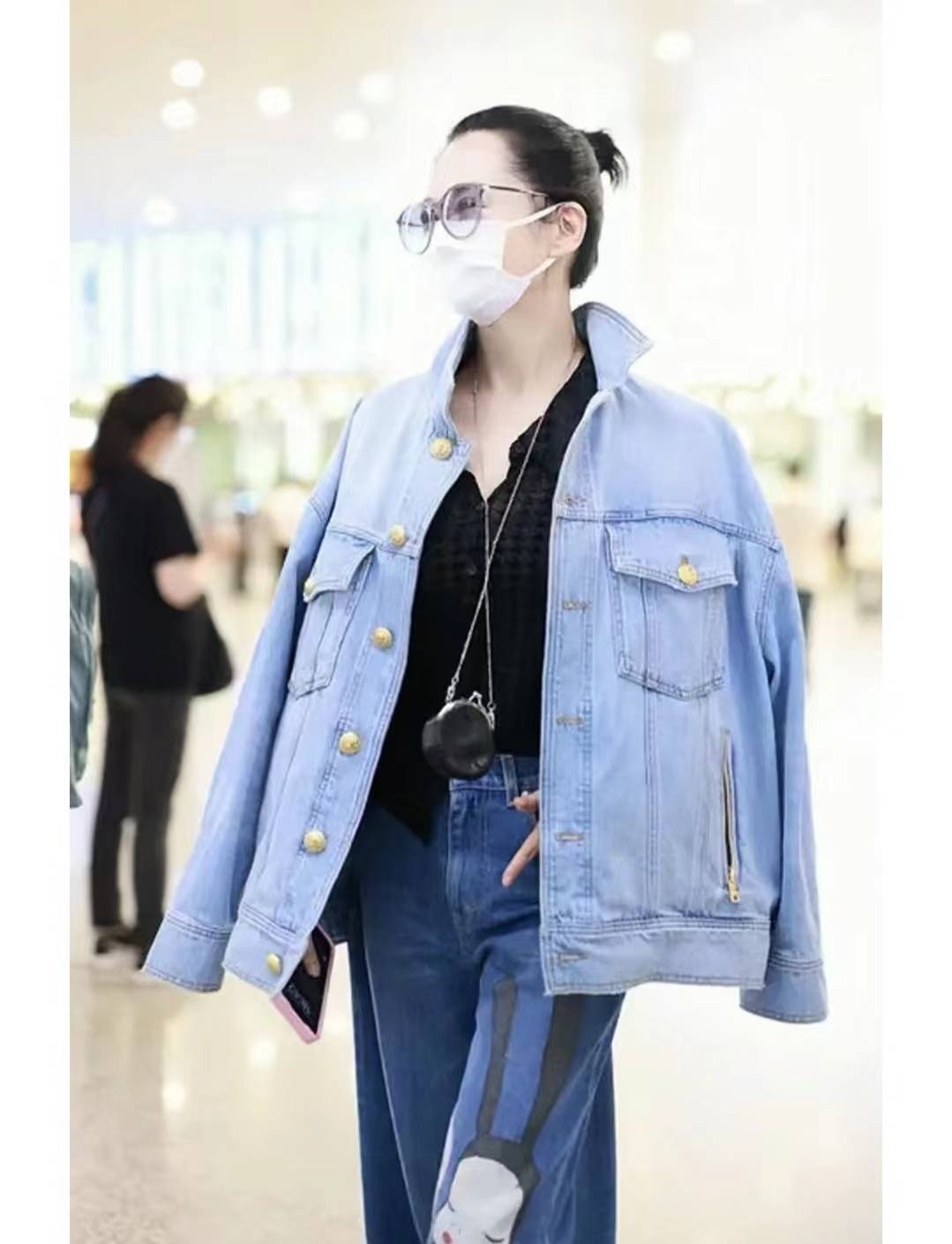 许晴穿"牛仔衣 阔腿裤"出机场,面带笑容频看手机,时髦洋气心情好