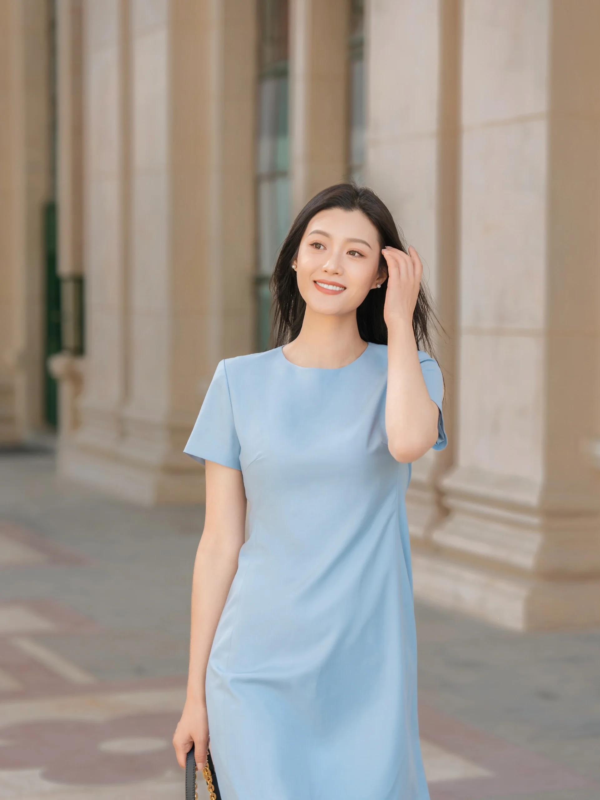 不看镜头是很关键的要点,此外,还能结合上一些撩发,微笑,拎包等姿势