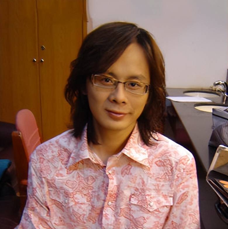 歌手唐磊发声力挺农夫山泉,短短19个字,却出现三个低级失误