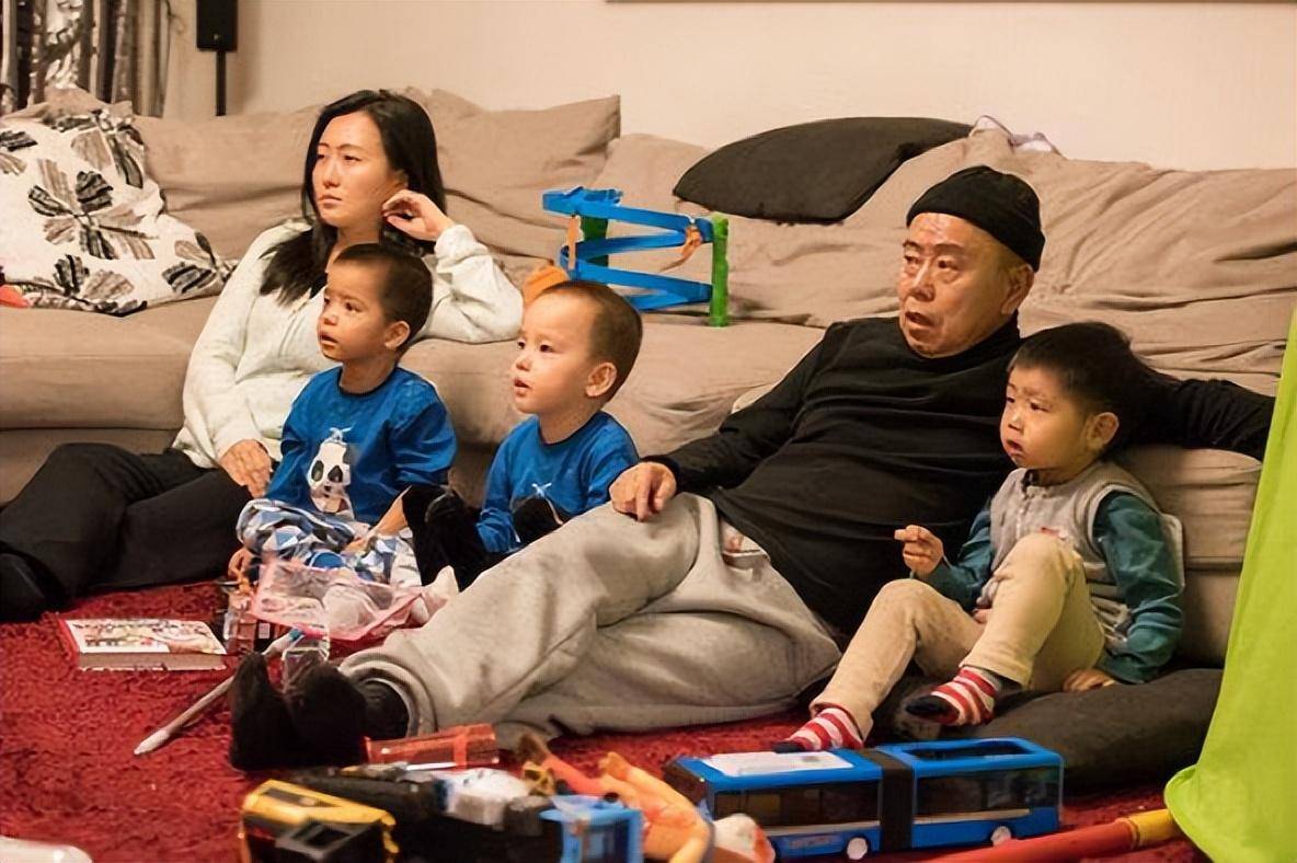 潘长江全家照曝光!65岁他显苍老女子身材丰腴,女儿高颜值不随爹